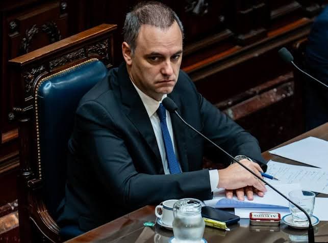 Manuel Adorni reunirá a los senadores libertarios en Casa Rosada