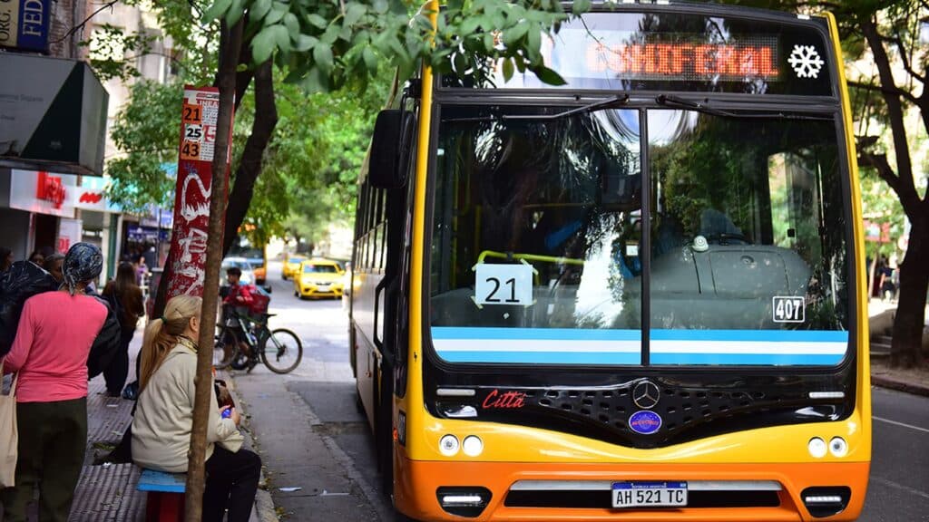Subió el boleto urbano en Córdoba y el domingo no habrá colectivos durante la final