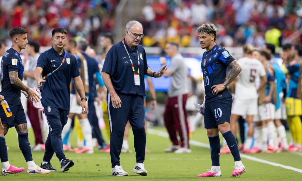 Uruguay de Bielsa quedó eliminado del Mundial por un blooper de Muslera