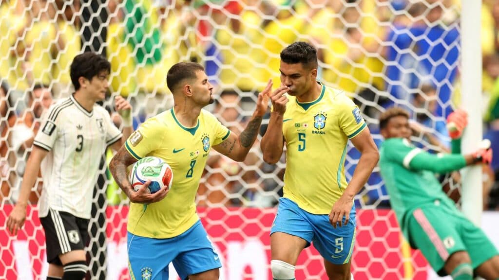 Brasil sufrió hasta el final, pero remontó a Japón con un gol en el descuento