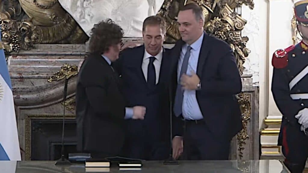 Santilli asumió con respaldo de gobernadores y Llaryora volvió a la Casa Rosada
