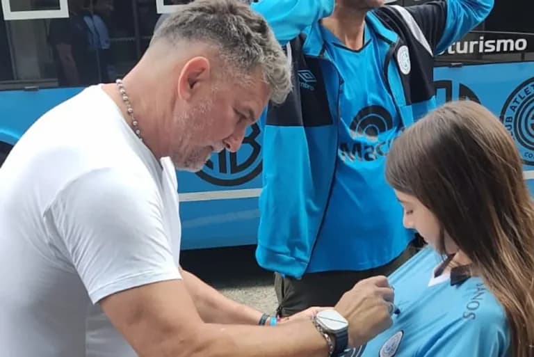 Artime cumplió su promesa: caminó 32 kilómetros hasta Alta Gracia para agradecer el título de Belgrano