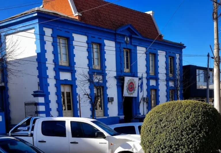 Detuvieron a un comisario de Córdoba por una presunta golpiza a dos detenidos esposados