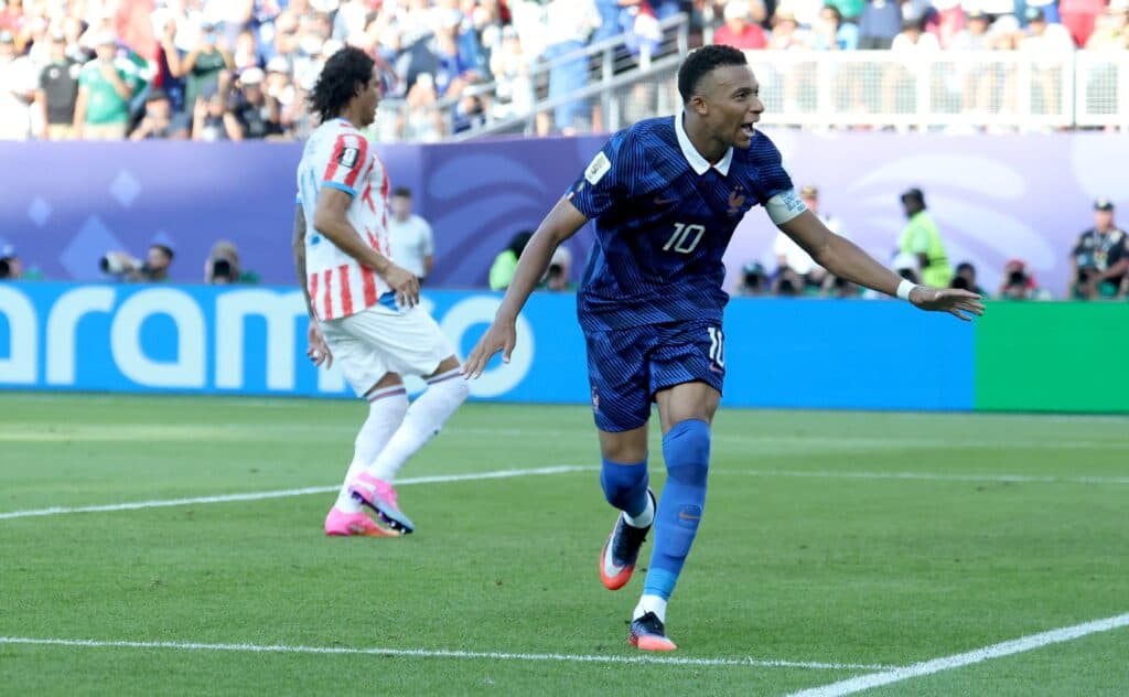 Francia sufrió pero un penal de Mbappé eliminó a Paraguay y avanzó a cuartos