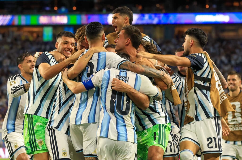 Argentina sufrió 120 minutos pero avanzó a octavos y enfrentará a Egipto