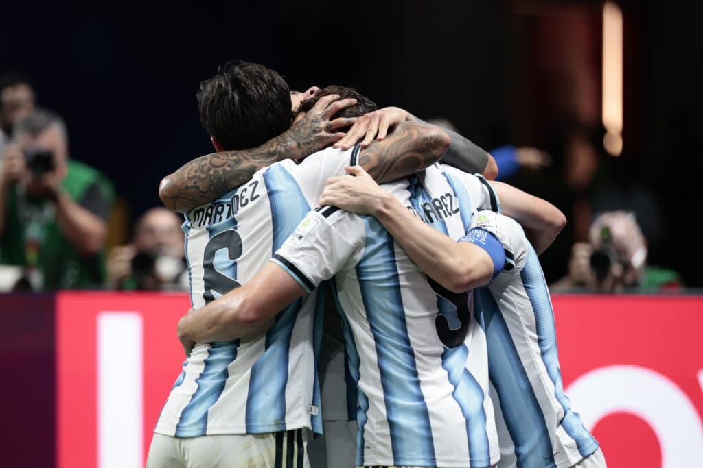 Argentina remontó un 0-2 y venció 3-2 a Egipto en una noche épica