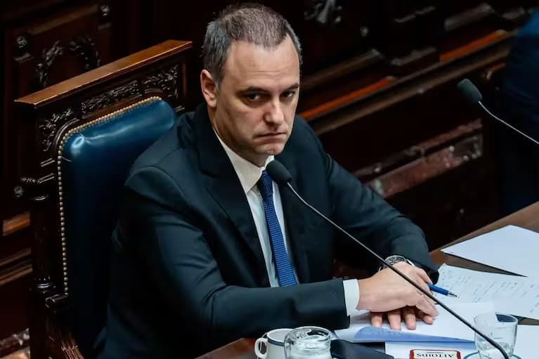 Manuel Adorni formalizó su renuncia al directorio de YPF