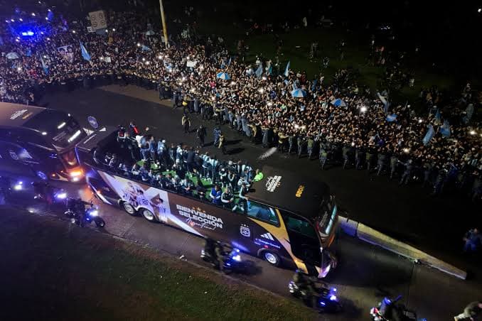 Los subcampeones del mundo volvieron al país y una multitud los recibió en Ezeiza