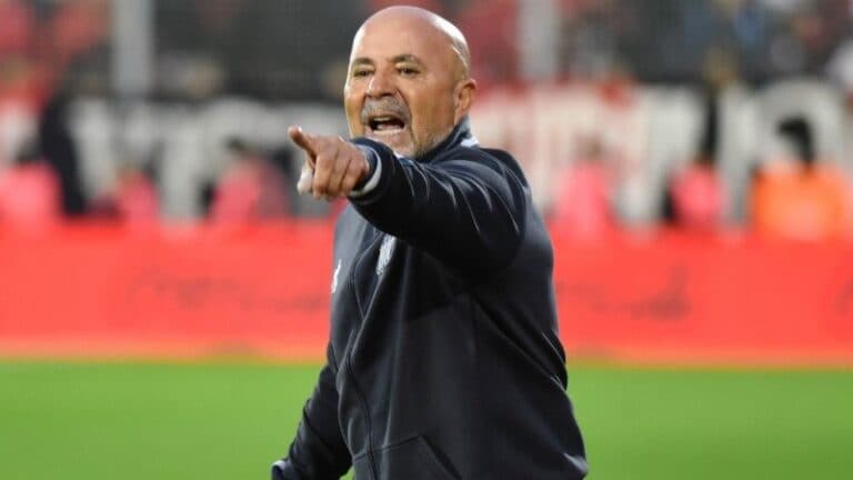 Sampaoli habló tras la derrota y apuntó a los errores puntuales: "Hay que trabajar duro para que la reprobación cambie"