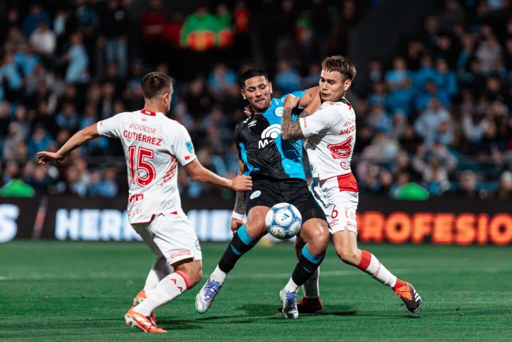 Belgrano cayó 1-0 ante Argentinos con diez hombres y le cedió el liderato al Bicho