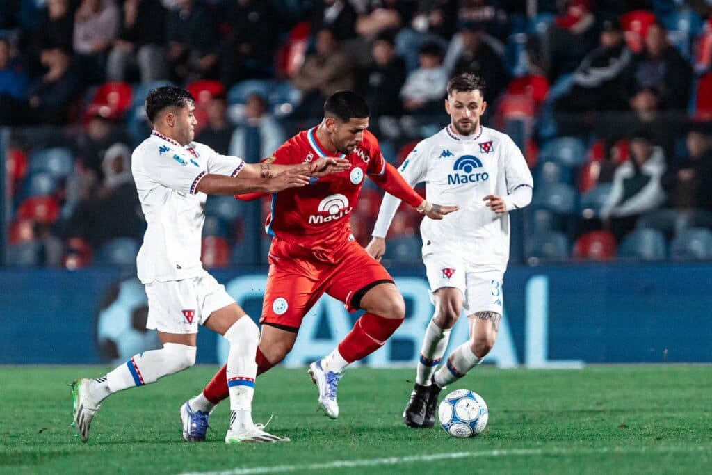 Cardozo atajó un penal y Belgrano rescató un empate en Victoria ante Tigre