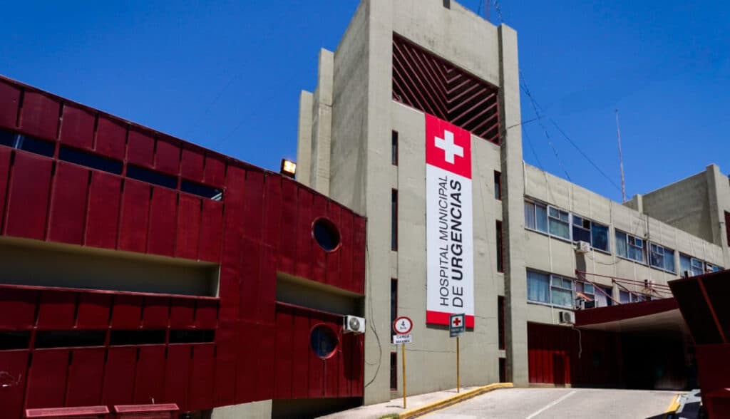 El Gobierno reglamentó el cobro de atención no urgente a extranjeros sin residencia