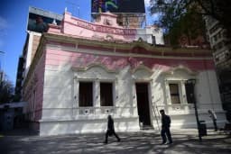 La Casa Radical deja el rosa y vuelve al blanco en medio de una polémica patrimonial