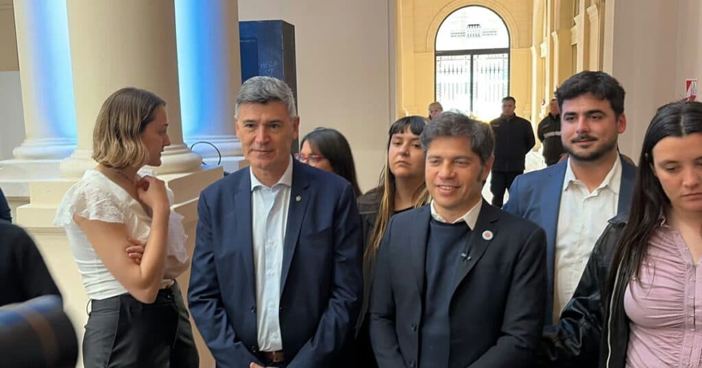 Passerini se mostró con Kicillof en La Plata y apuntó contra Milei: “Nos está maltratando a todos por igual”