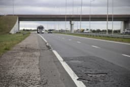 Baches, grietas y un peaje de $1.850: la autopista Córdoba-Rosario cambia de concesionaria en medio de su deterioro