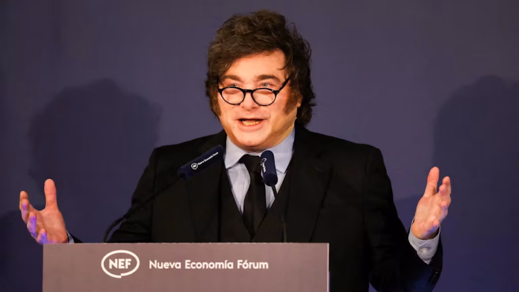 Milei insultó a una periodista en Madrid, atacó a Sánchez y no consiguió una reunión con el rey Felipe VI