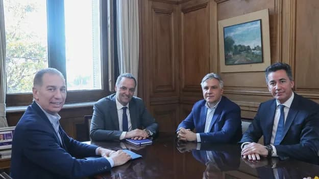 Llaryora fue invitado a la asunción de Santilli y reacomoda su agenda para asistir