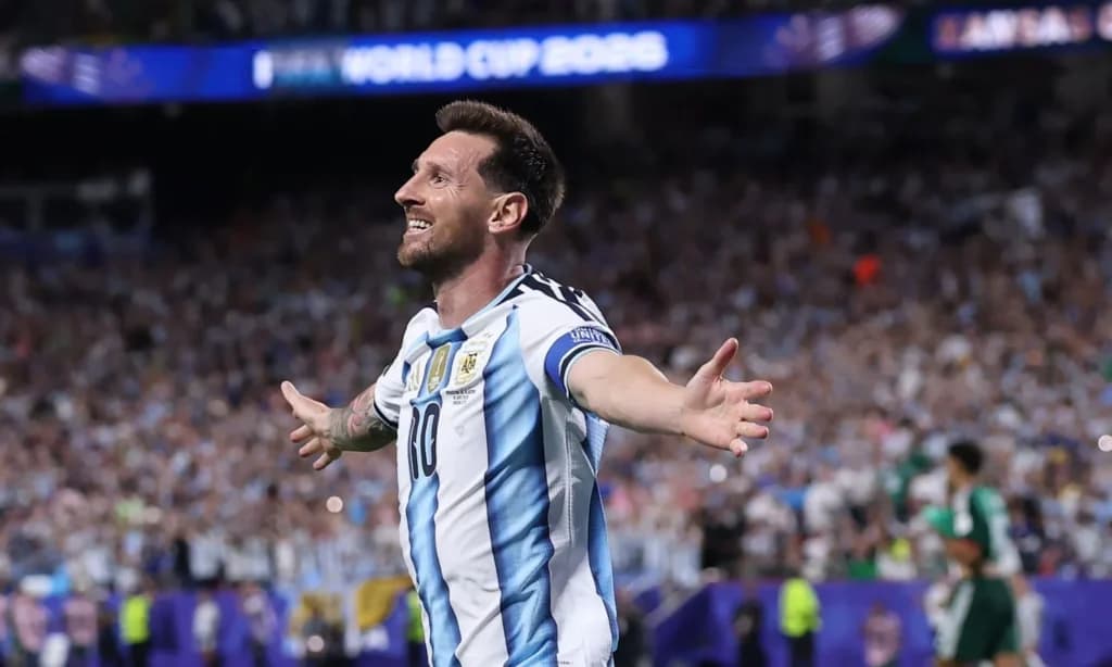 Argentina goleó en el debut con tres goles de Messi