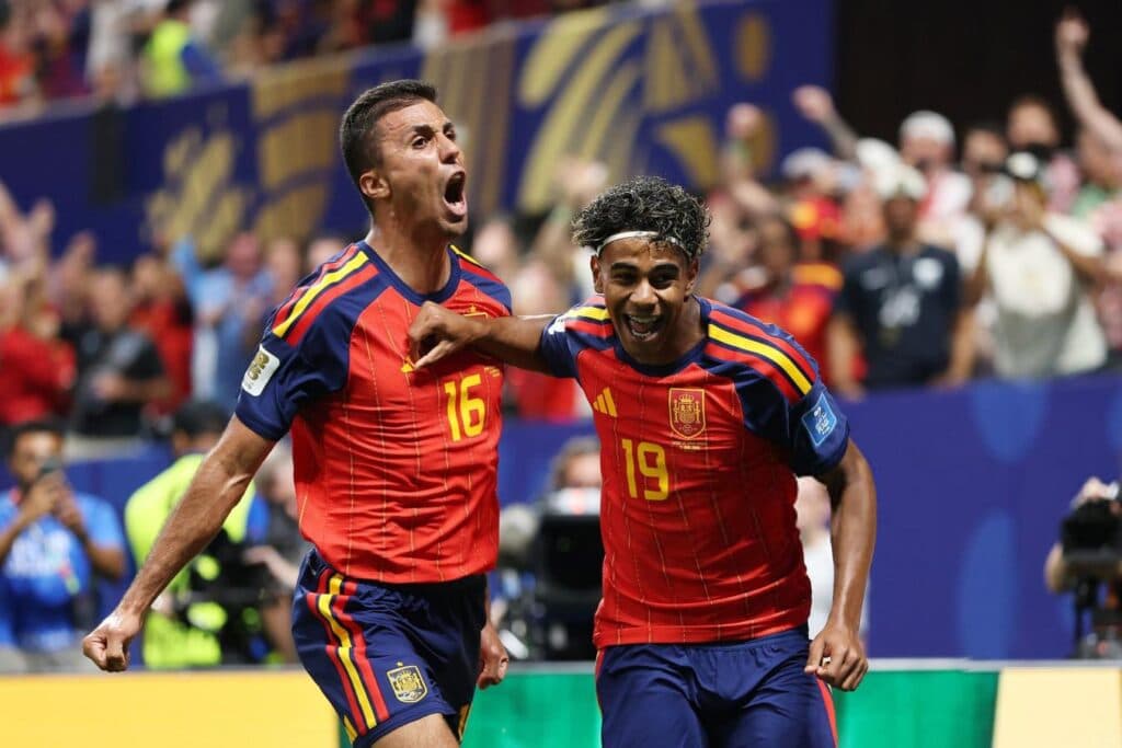 España goleó 4-0 a Arabia Saudita y se afirma como candidata en el Grupo H