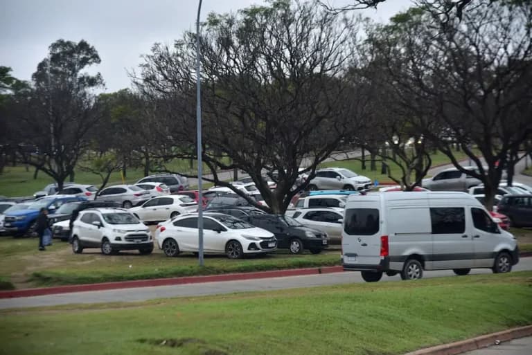 Parque Sarmiento: el municipio ordenará sectores usados como estacionamiento irregular