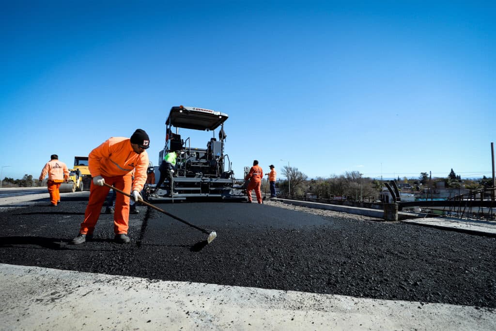 Llaryora se diferencia de Milei y sostiene la obra pública en Córdoba con un plan de US$3.800 millones hasta 2027