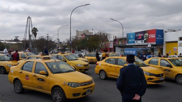 Taxistas piden bloquear DiDi en Córdoba y denuncian "30.000 autos fuera de control"