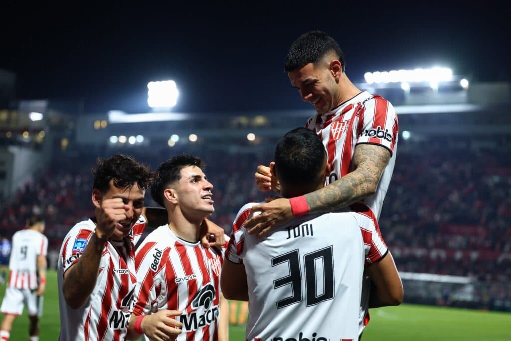 Instituto dominó el clásico y venció 3-1 a Talleres para afianzarse como líder de la Zona A