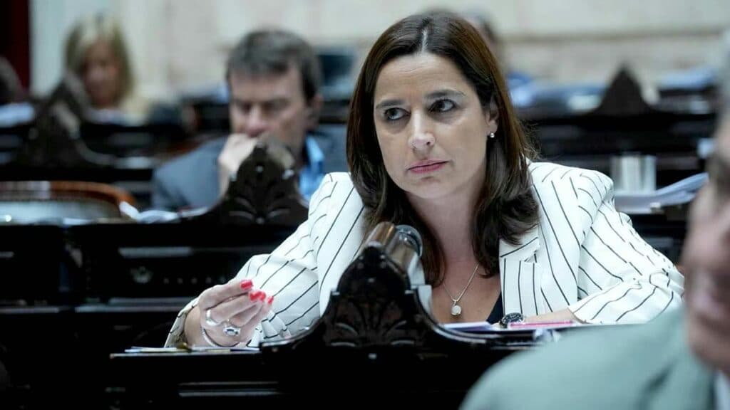 Soledad Carrizo publicó una imagen con IA de dirigentes peronistas como “cucarachas”