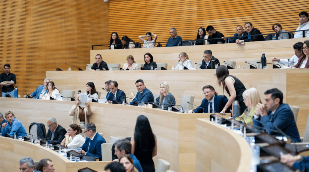 Tenso regreso de la Legislatura: el PJ giró a comisión el pedido de licencia contra Ferrero y la oposición lo acusó de paralizar las sesiones