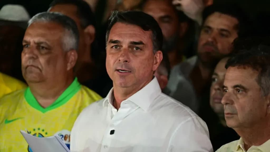 El avión de Flávio Bolsonaro salió de Argentina rumbo a Estados Unidos en medio de una polémica judicial